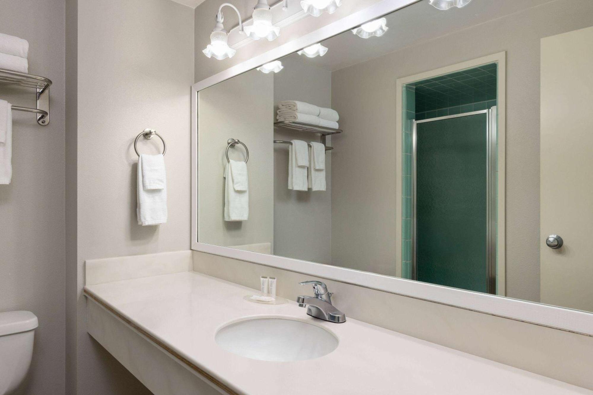 Hotel Travelodge By Wyndham Bay 3*